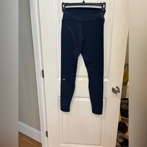 ALO Yoga woman’s Navy Black Performance Leggings
